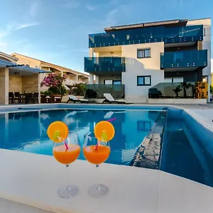  Apartment Mirakul